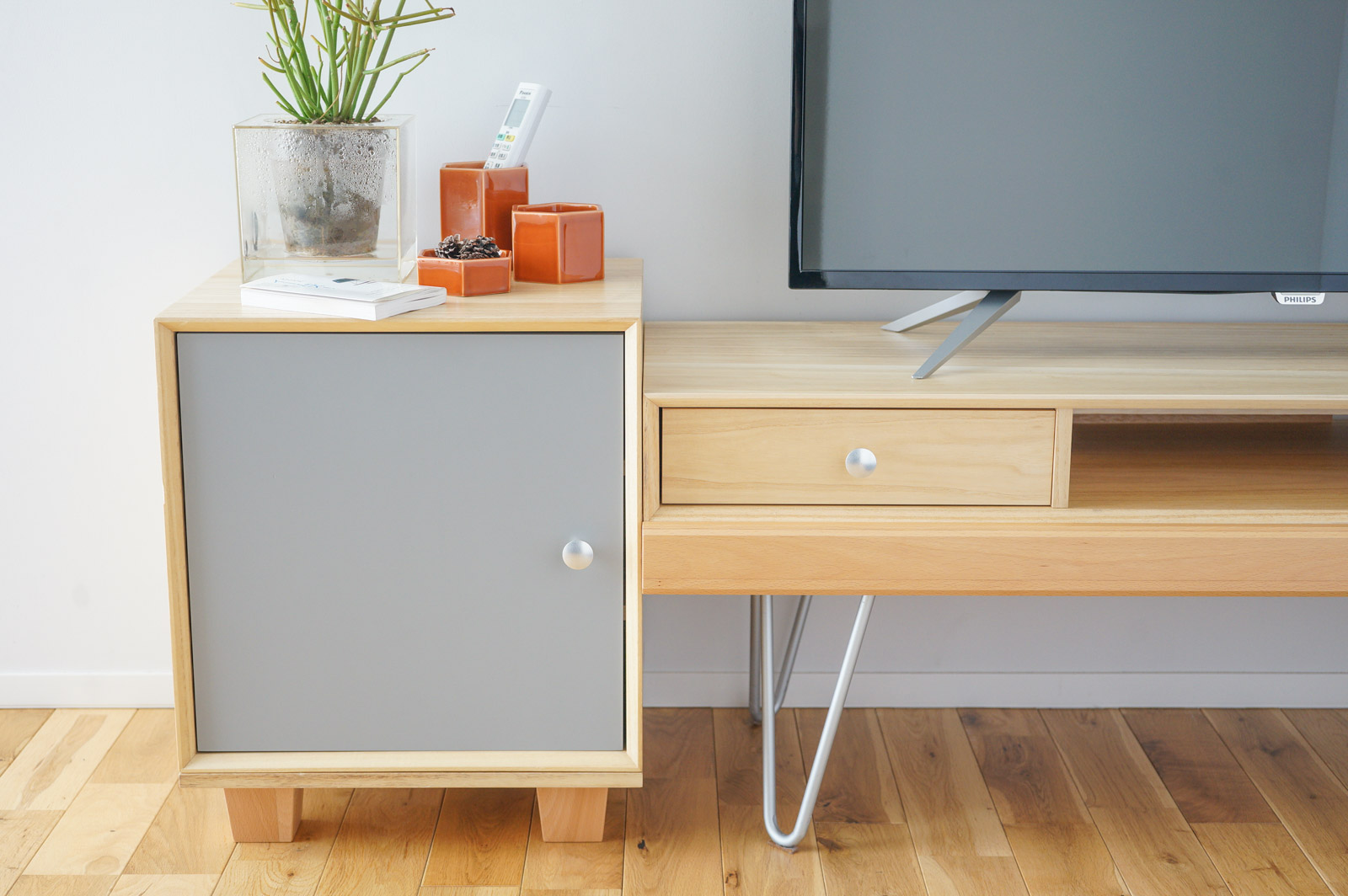 テレビボードの隣に