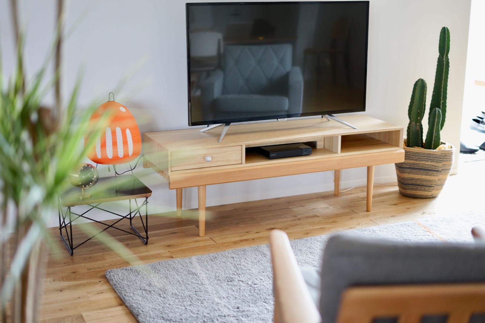 部屋を広く見せる脚長テレビ台