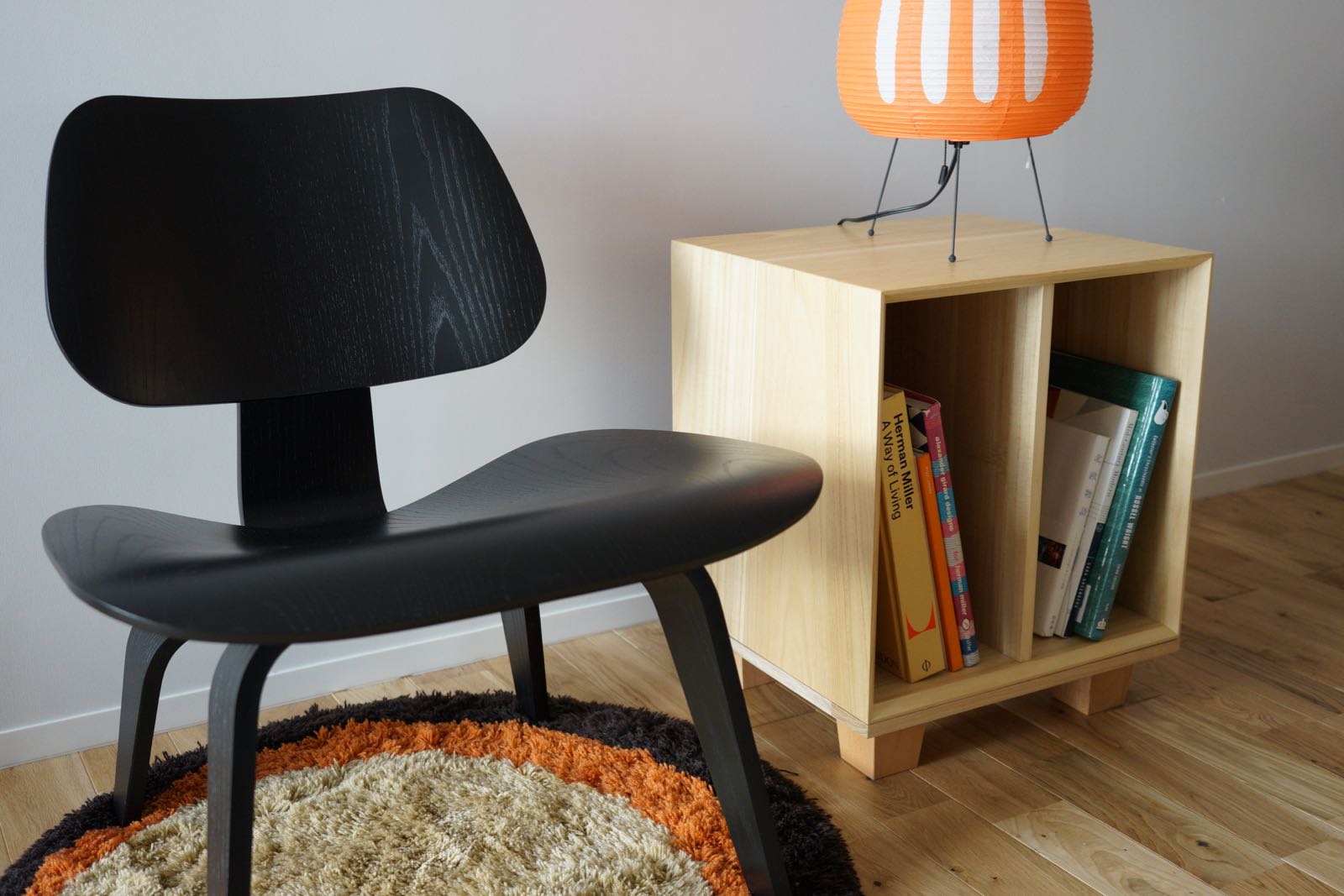 ナチュラルと黒のコンビがモダン