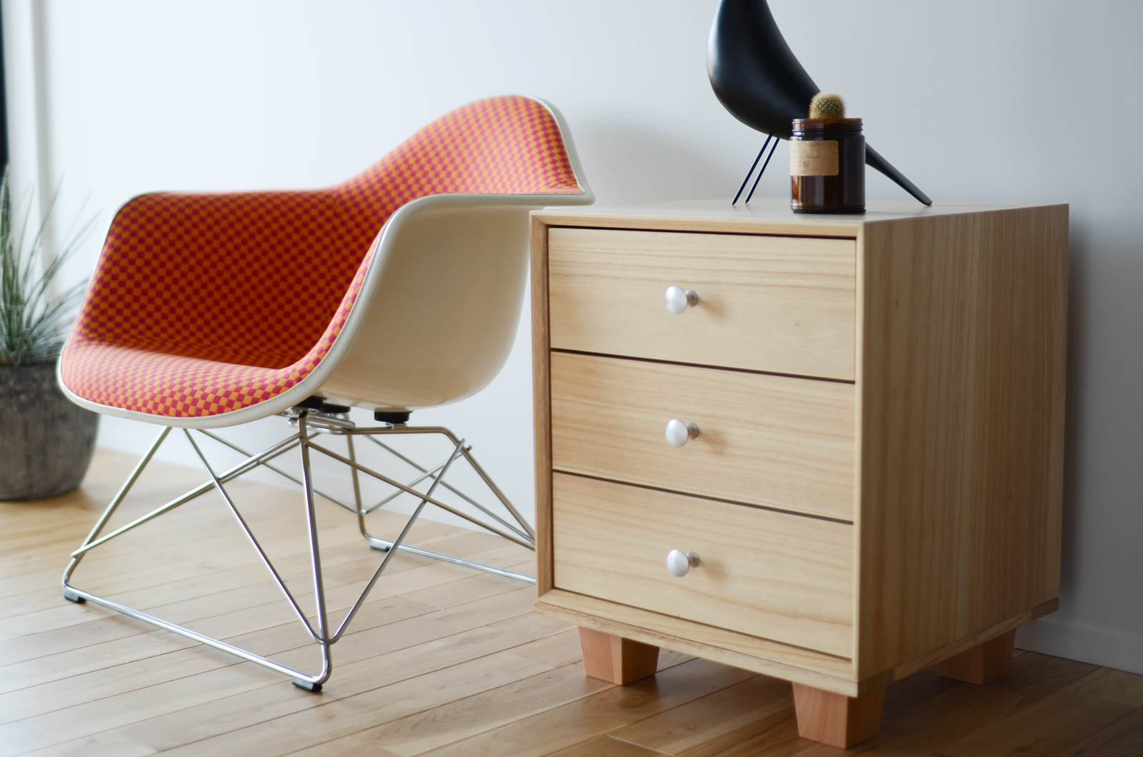 イームズLARのサイドテーブルとして