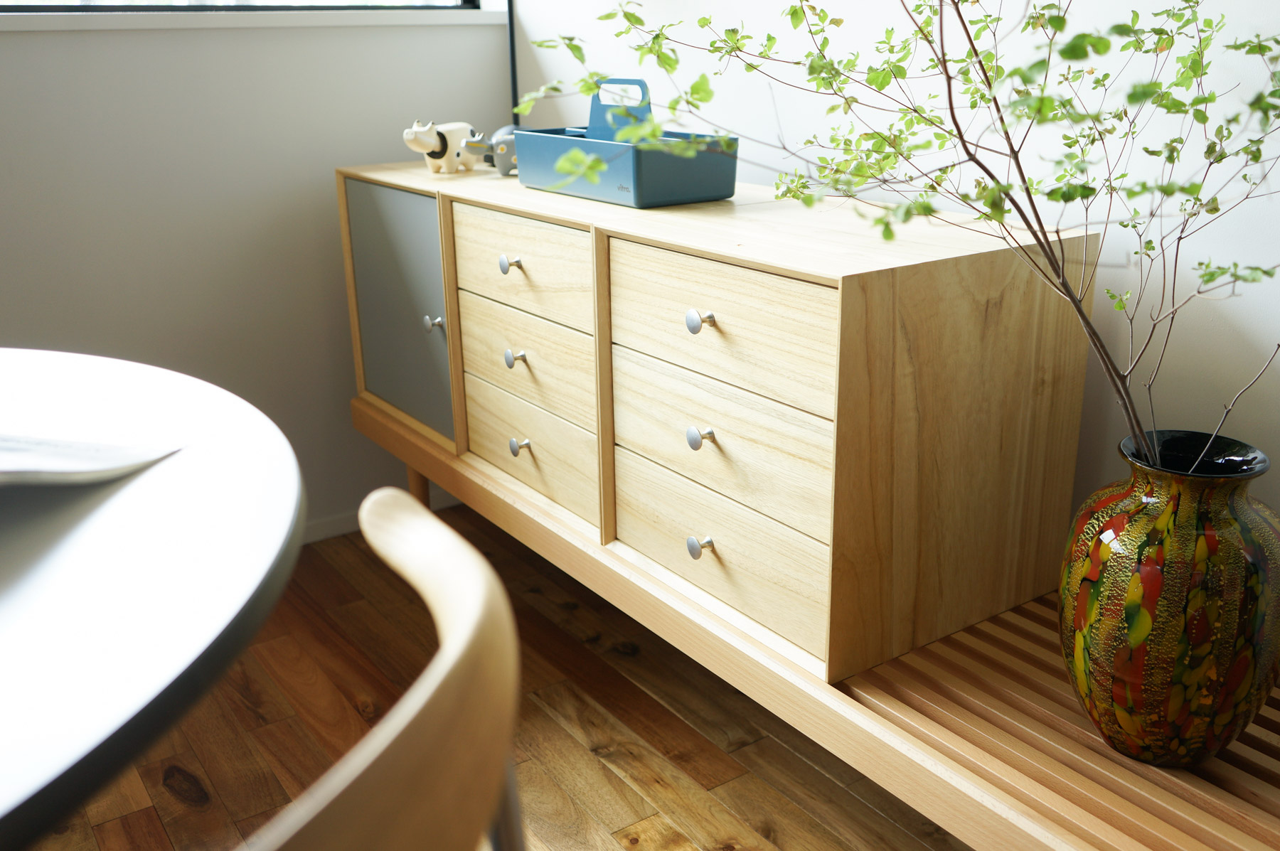 桐材とアルミの上質さ