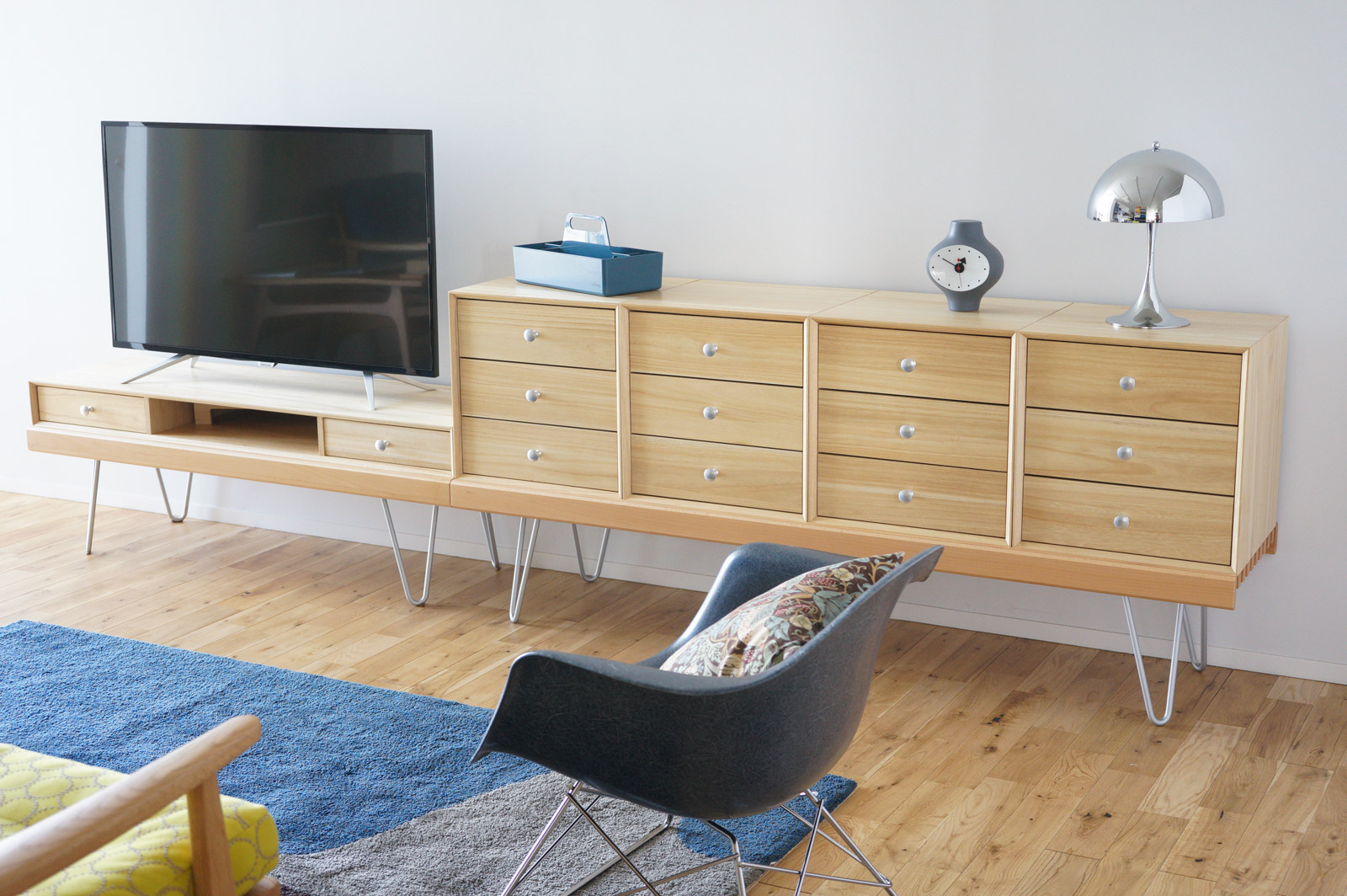 テレビボードと並べて