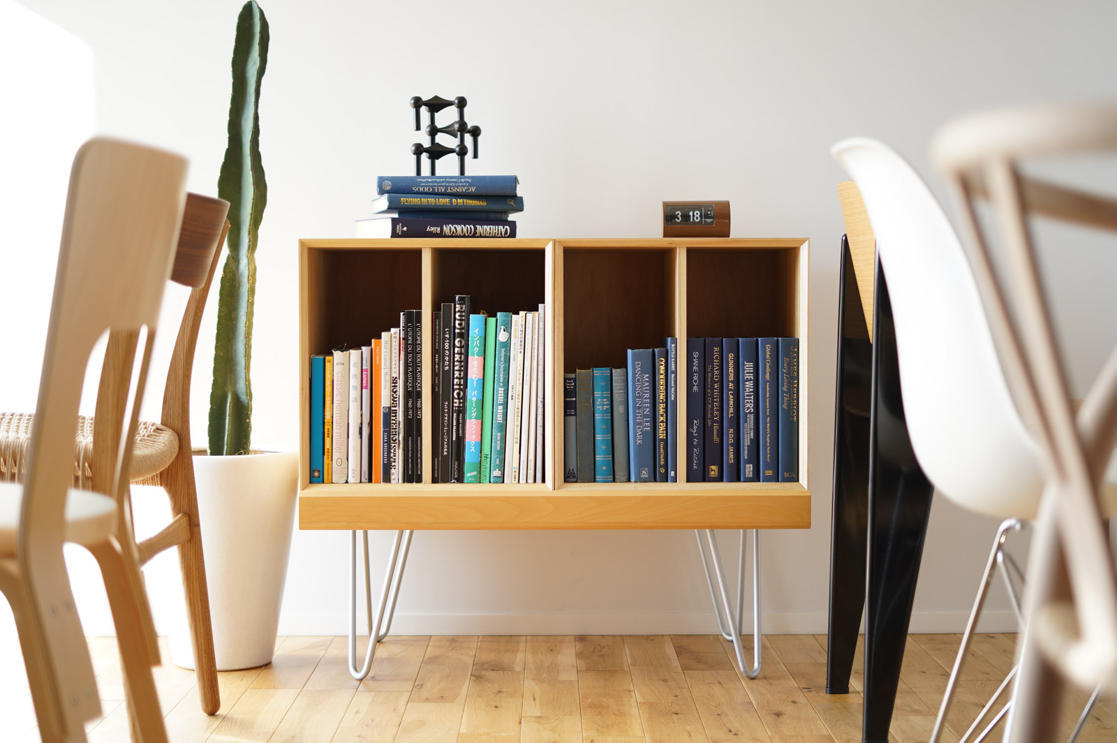 椅子に囲まれて