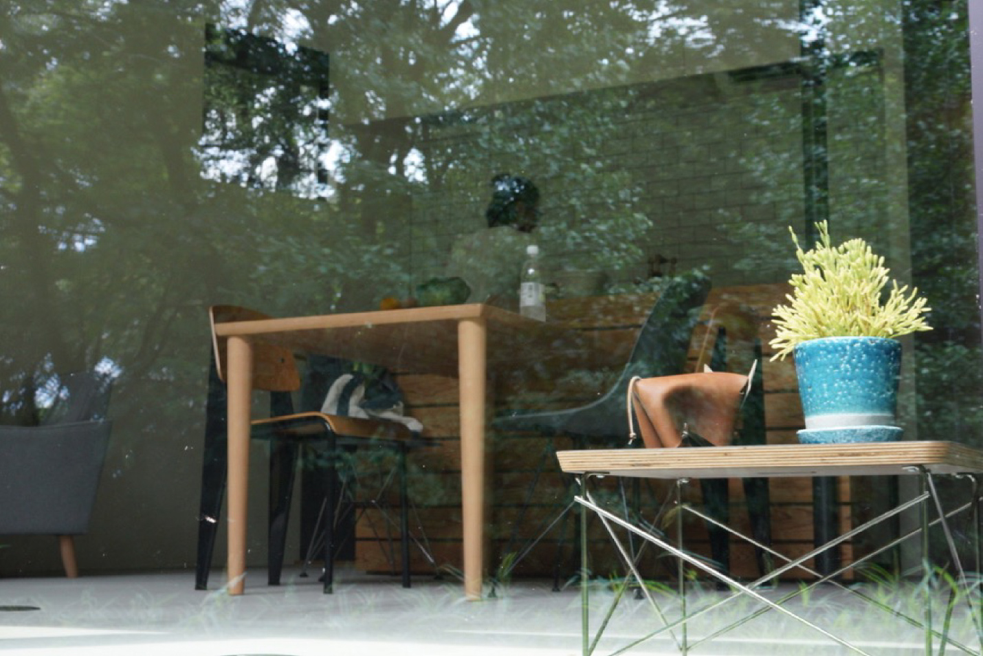 カリモク60のダイニングテーブルにデザイナーズチェアを合わせる