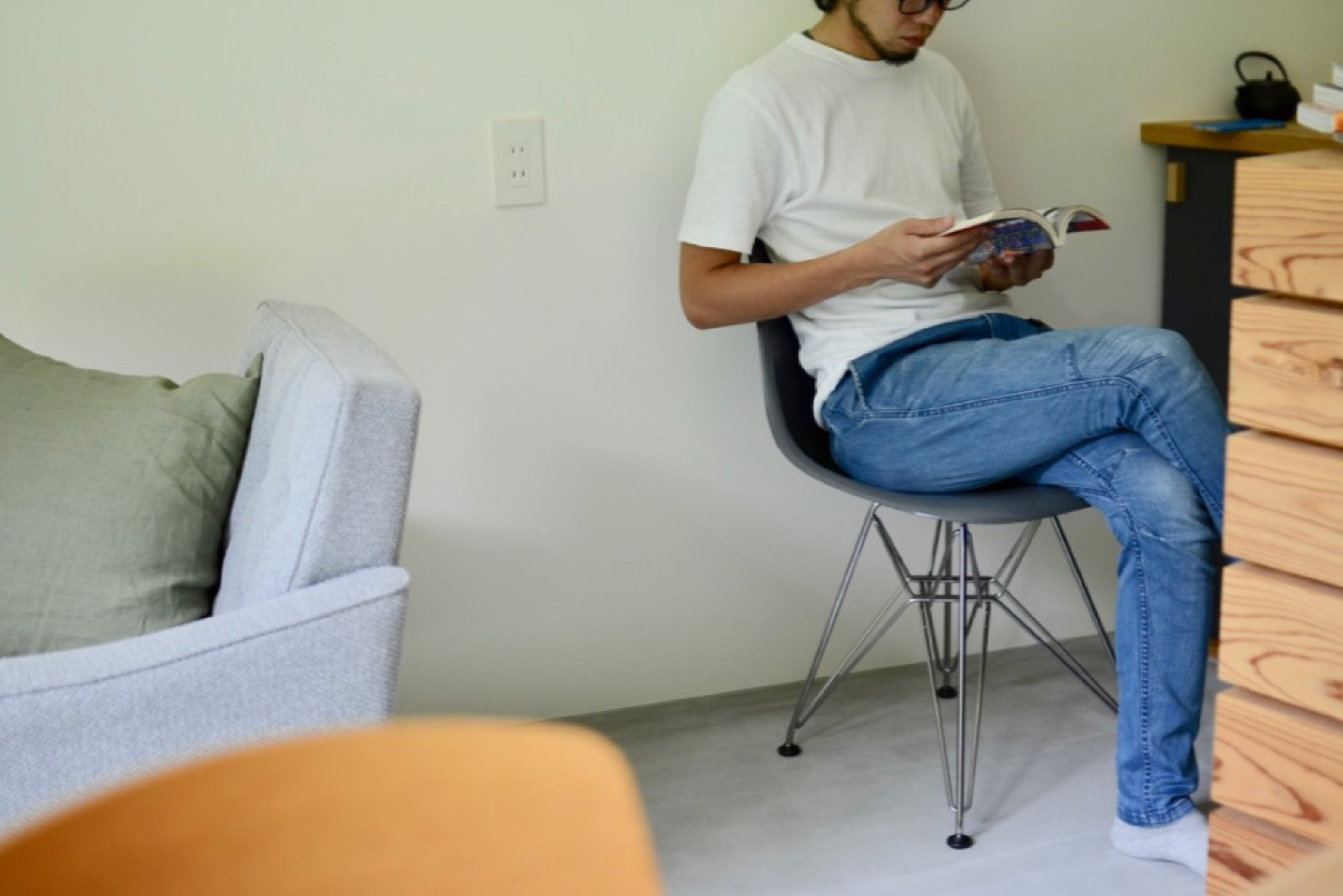 キッチン横にイームズチェアを移動して