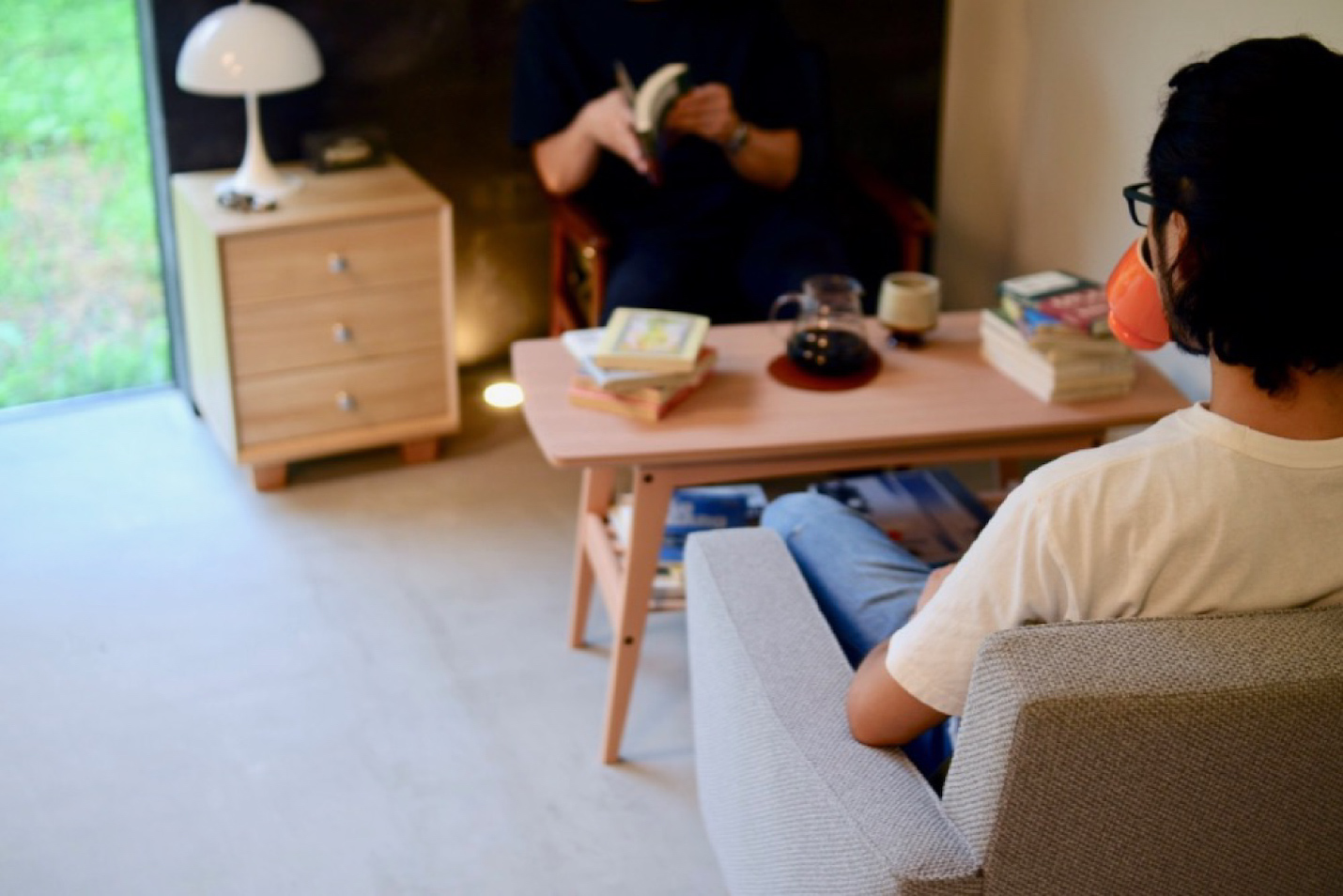 カリモク60のリビングセットで向かい合う