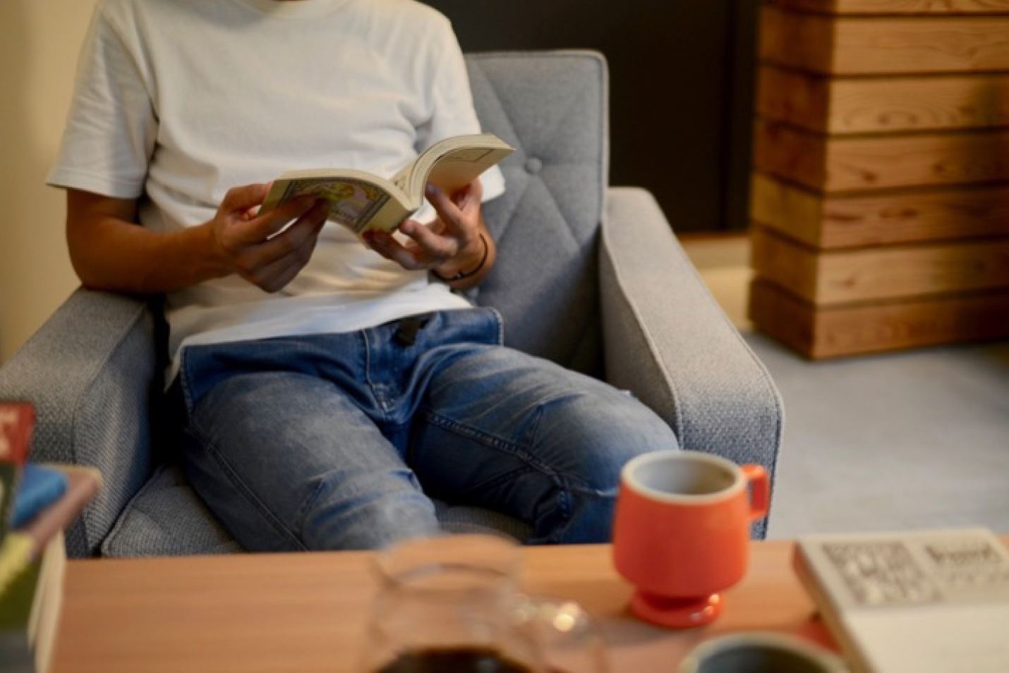 ロビーチェアに斜めに腰掛けて漫画を進める