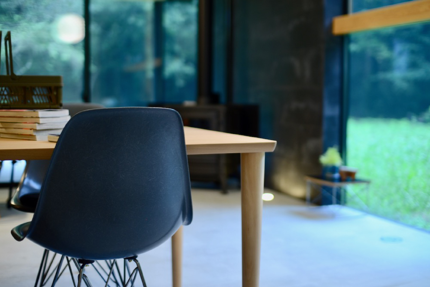 イームズチェアのシルエットが際立つ