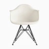 ハーマンミラー（Hermanmiller）イームズ アームシェルチェア DAR ホワイト ブラックベース［DAR. BK ZF E8］