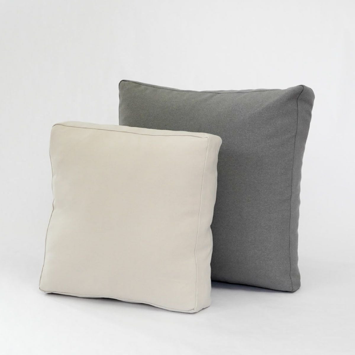 サンドイッチクッション 小:ルナブラック × 大:ムギホワイト