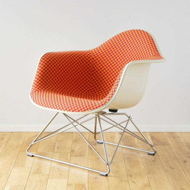 イームズ ファイバーグラス アームシェルチェア LARF アプホルスター パーチメント クロームベース（チェッカー：マゼンタ／エッジ：パーチメント）［LARF.U47111111V1212E8］