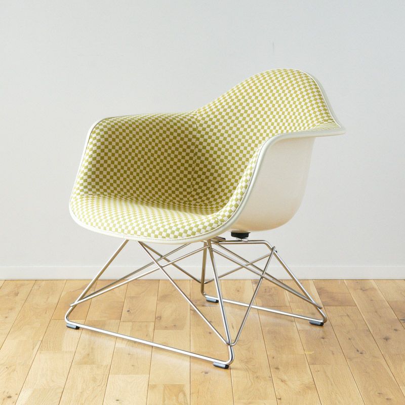 イームズ ファイバーグラス アームシェルチェア LARF アプホルスター パーチメント クロームベース（チェッカー：エメラルドライト／エッジ：パーチメント）［LARF.U47111111V1201E8］