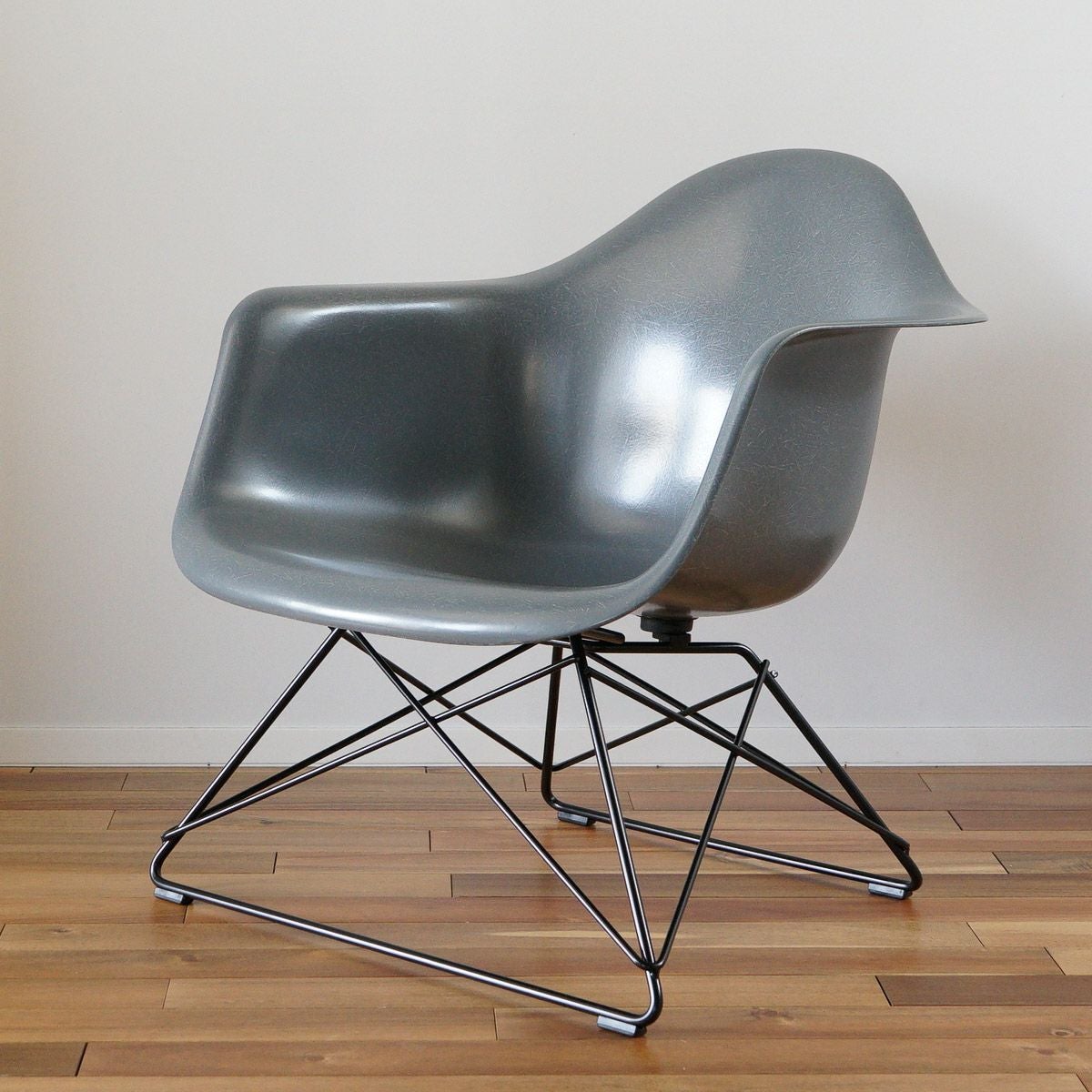 イームズ ファイバーグラス アームシェルチェア LARF エレファントハイドグレー ブラックベース［LARF. N BK 112 E8］