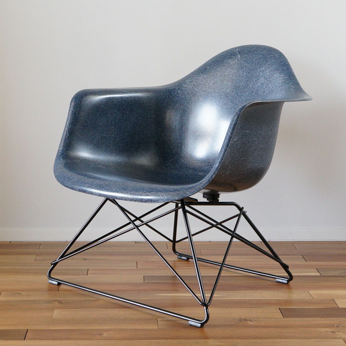 イームズ ファイバーグラス アームシェルチェア LARF ネイビーブルー ブラックベース［LARF. N BK 117 E8］