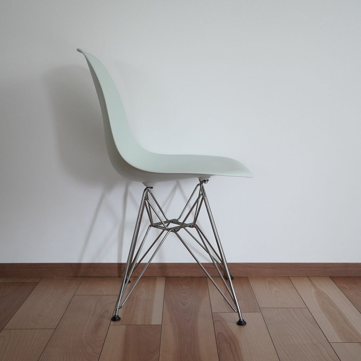 ハーマンミラー（Hermanmiller）イームズ サイドシェルチェア DSR グレーグリーン クロームベース［DSR. 47 RYG E8］