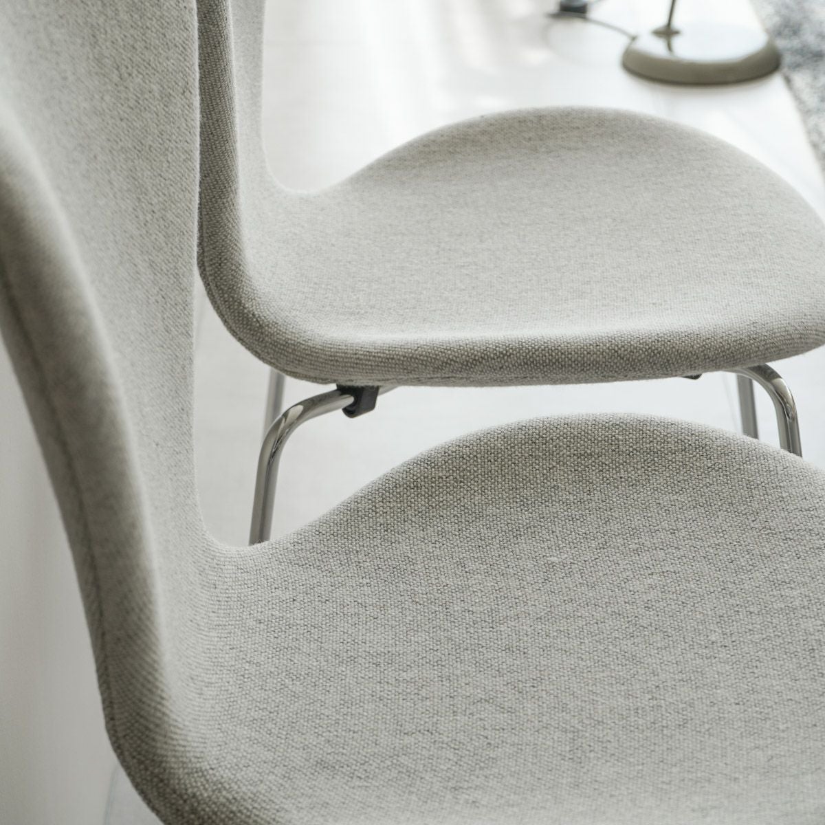 FRITZ HANSEN（フリッツ・ハンセン）SERIES 7（セブンチェア）  フルパディング HALLINGDAL - ホワイト/グレー（110）×クロームベース