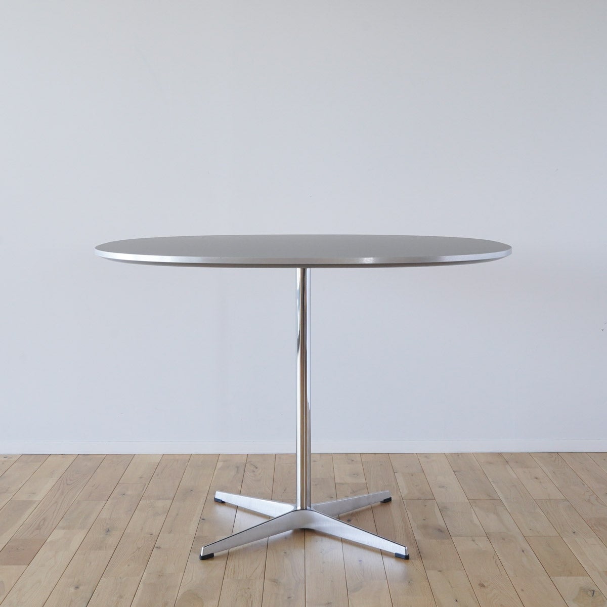 《撮影使用品》フリッツ・ハンセン（FRITZ HANSEN）SUPERCIRCULAR（スーパー円テーブル）A603（ダイニングテーブル100×100cm）ラミネート / 4スターベース グレー天板×サテン仕上げ