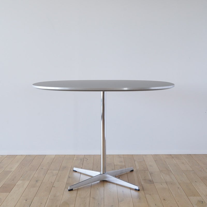 《撮影使用品》フリッツ・ハンセン（FRITZ HANSEN）SUPERCIRCULAR（スーパー円テーブル）A603（ダイニングテーブル100×100cm）ラミネート / 4スターベース グレー天板×サテン仕上げ