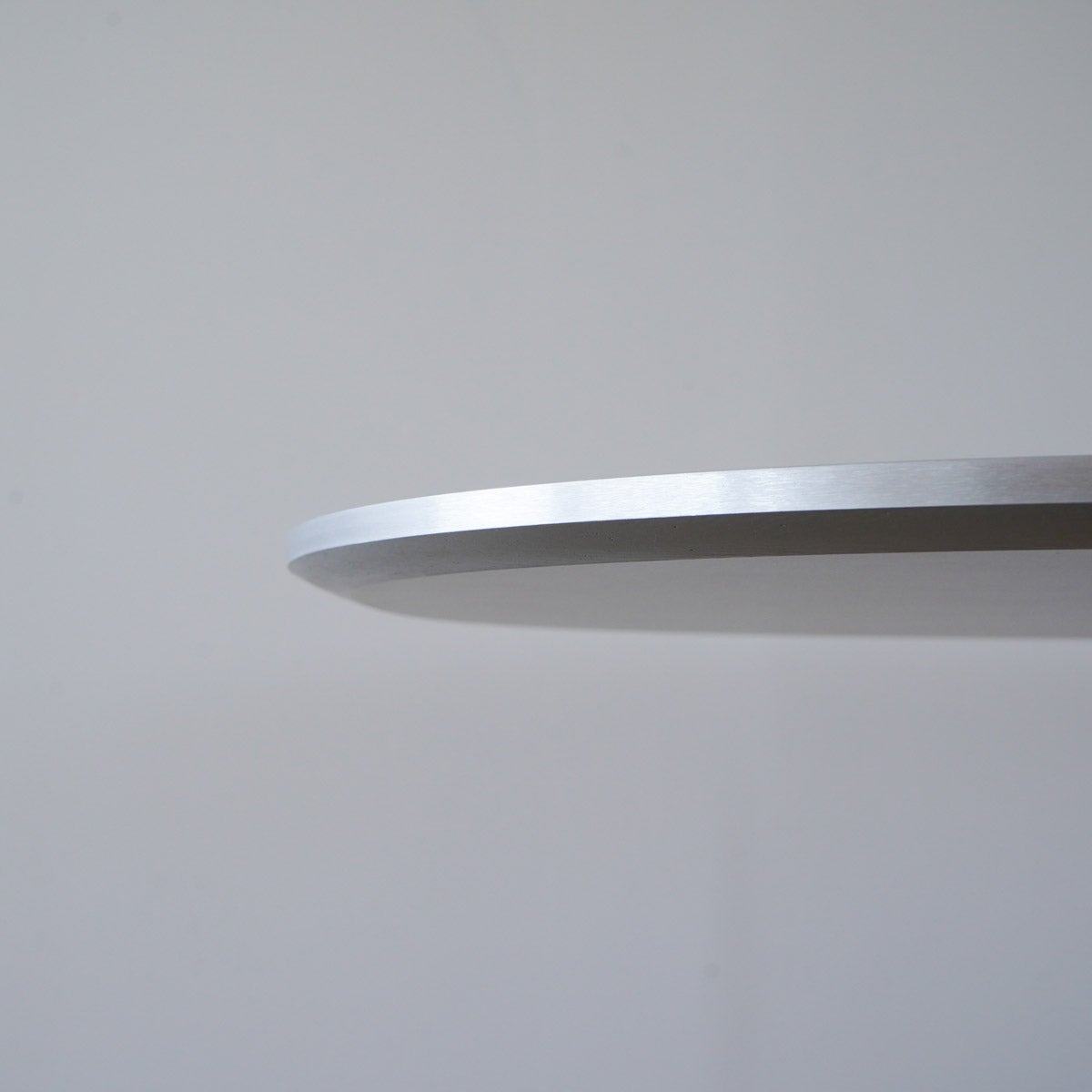 《撮影使用品》フリッツ・ハンセン（FRITZ HANSEN）SUPERCIRCULAR（スーパー円テーブル）A603（ダイニングテーブル100×100cm）ラミネート / 4スターベース グレー天板×サテン仕上げ